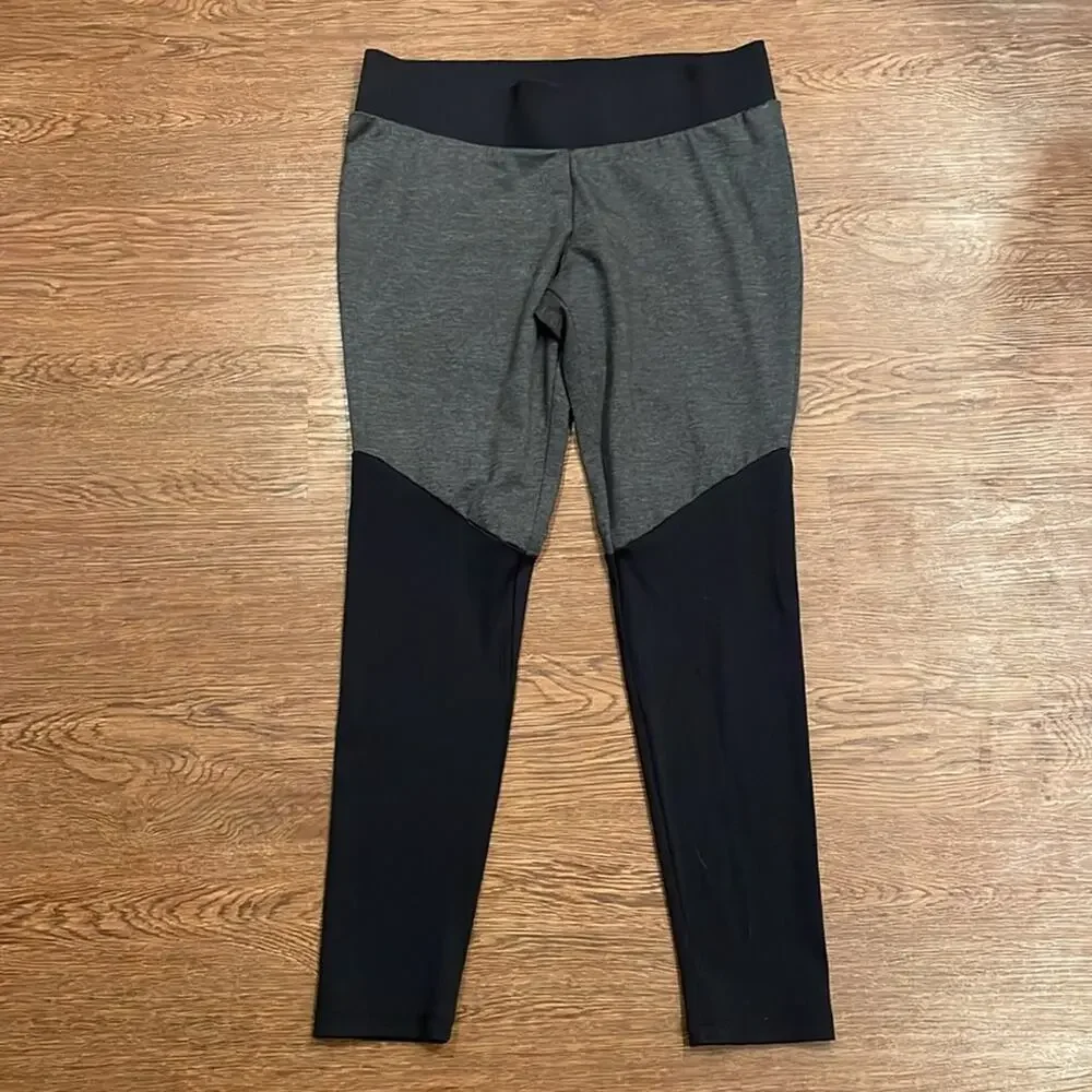 UNDER ARMOUR Gray and Black Mixed Material Athletic Leggings Size M